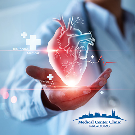 Ärztliche Person in weißem Kittel hält eine leuchtende, stilisierte Darstellung eines menschlichen Herzens; daneben grafische Symbole für Kardiologie sowie das Logo der MCCM (Medical Center Clinic Marburg) mit Stadtsilhouette.
