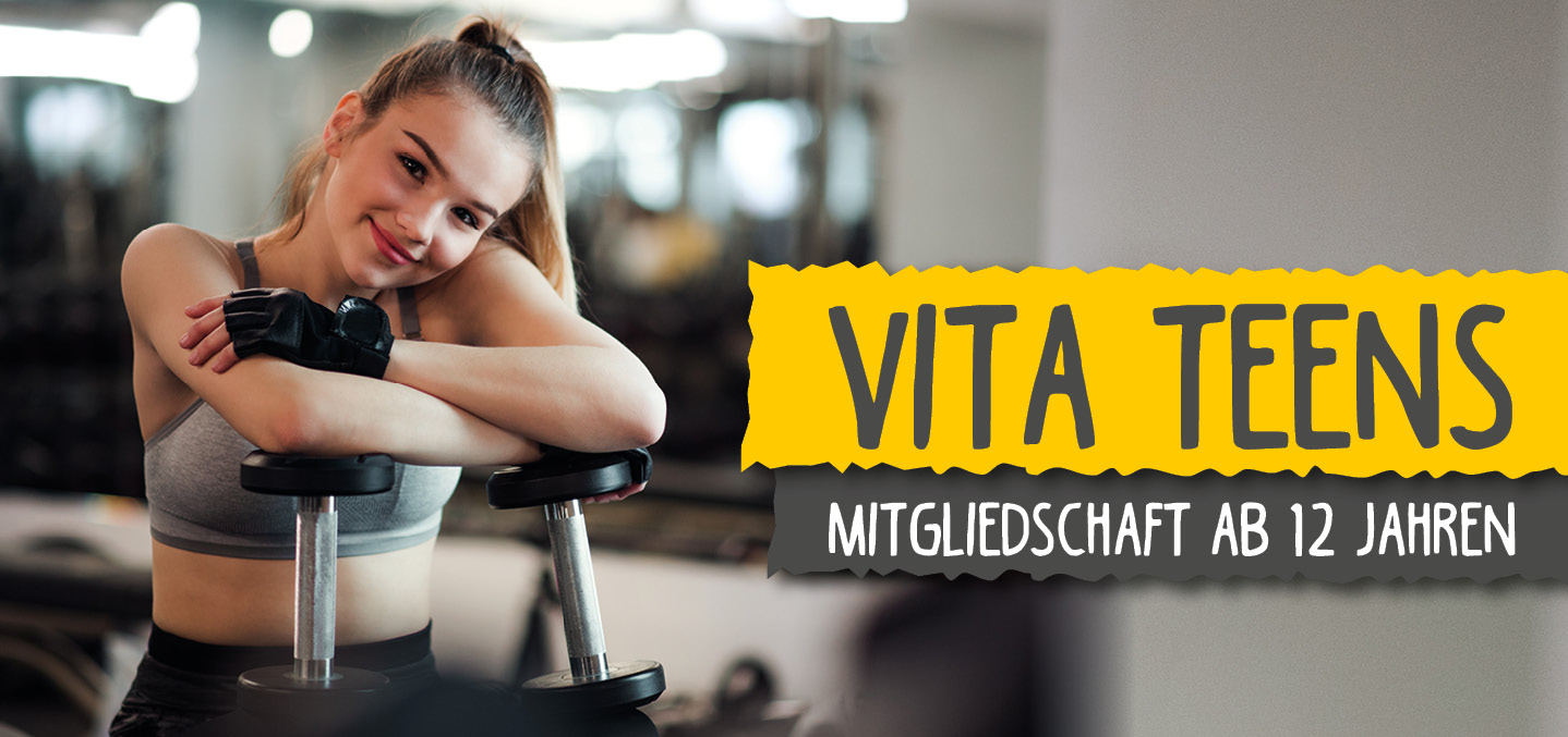 „Eine sportliche Jugendliche im Fitnessstudio lehnt locker auf zwei Hanteln und lächelt entspannt in die Kamera. Sie trägt moderne Trainingskleidung und Handschuhe. Rechts im Bild steht auf gelbem Hintergrund der Text ‚VITA TEENS‘ sowie darunter ‚Mitgliedschaft ab 12 Jahren‘.“
